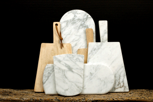 Les Ateliers Sansone présentent des planches à découper en marbre blanc et en bois.