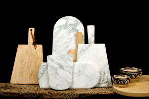 Planche à découper Ateliers Sansone en marbre blanc et en bois