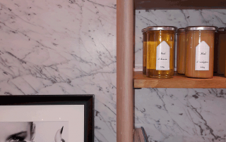 Pablo et Valentina habillage Mur en marbre blanc