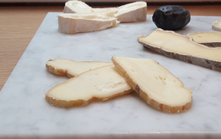 Pablo et Valentina planche en marbre blanc fromage