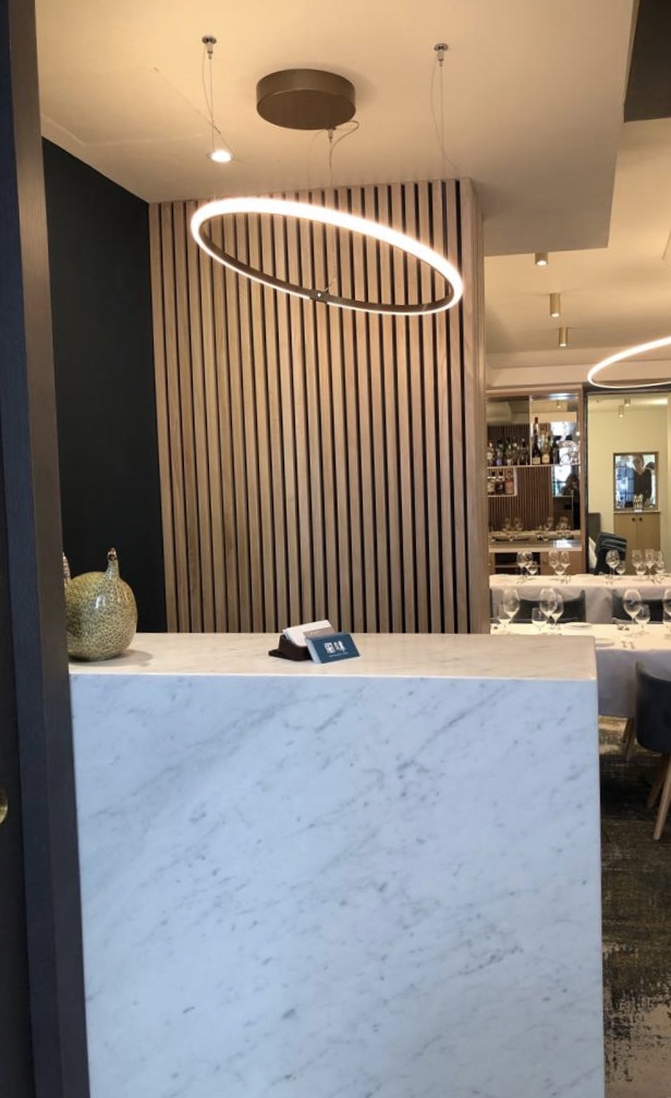 RECEPTION L AXEL RESTAURANT Reception furniture l'Axel Restaurant in White Carrara Marble